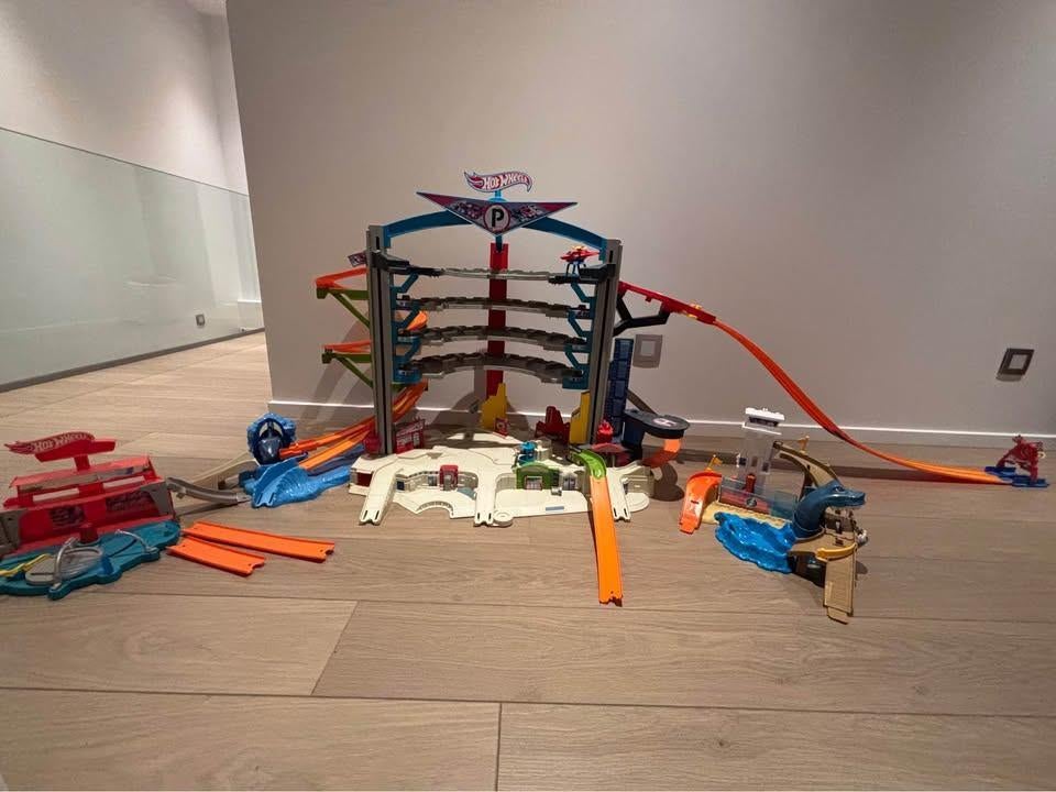 Hotwheels Ultimate garage + 2 andere sets, Ophalen, Hot Wheels, Handmatig, Racebaan