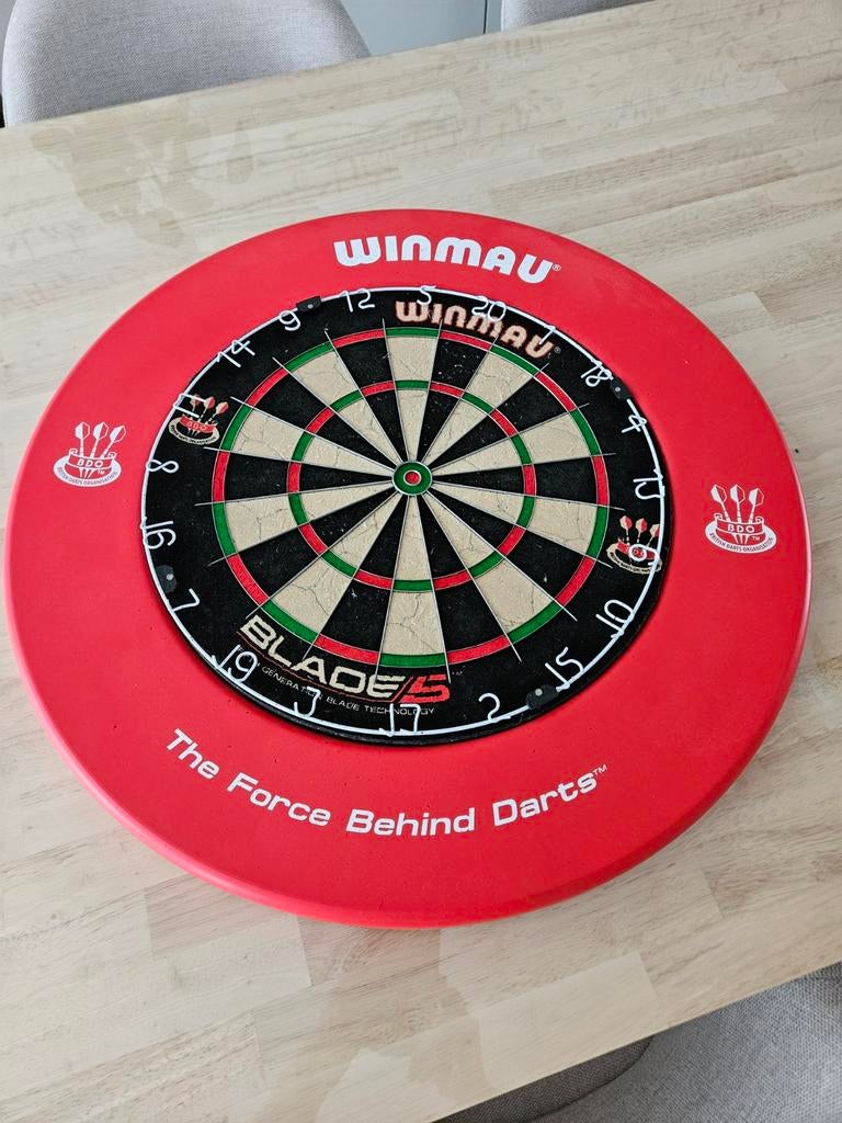 Winmau blade 5 en Winmau surround red print zo goed als nieu, Sport en Fitness, Darts, Ophalen