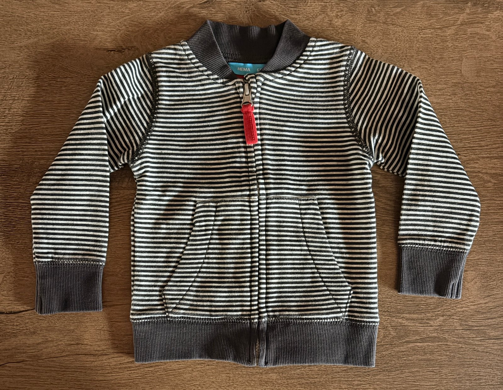 Cardigan / gilet zippé ligné gris HEMA - 6 mois - 5€, Enlèvement ou Envoi, Comme neuf, Garçon, Autres types