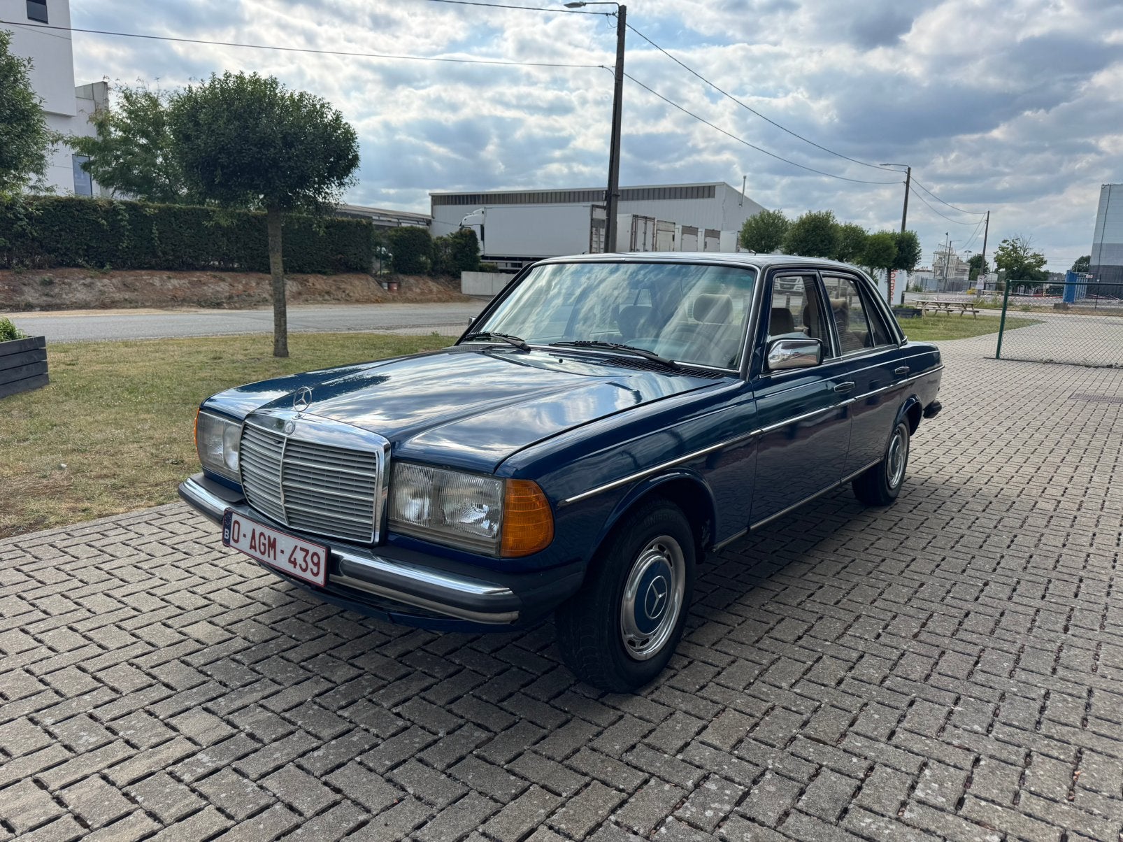 Mercedes-Benz 240D W123 – 1984 – Gekeurd – Zeer mooie staat, Voorwielaandrijving, Stof, Beige, Blauw