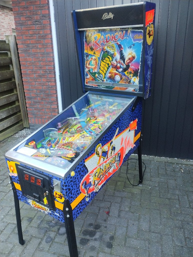 Bally Radical Flipperkast, Verzamelen, Elektronisch, Bally, Ophalen of Verzenden, Zo goed als nieuw