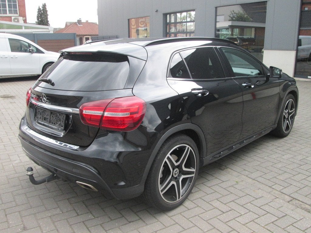 Mercedes-Benz GLA 180 AMG NACHTPAKKET TREKHAAK LED NAVI, 122 pk, Gebruikt, 4 cilinders, Alcantara