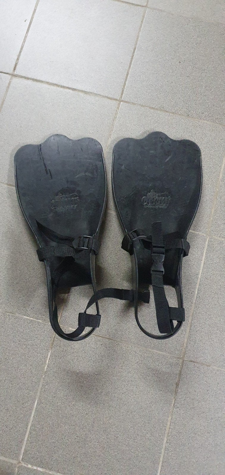 Bellyboot flippers, Enlèvement