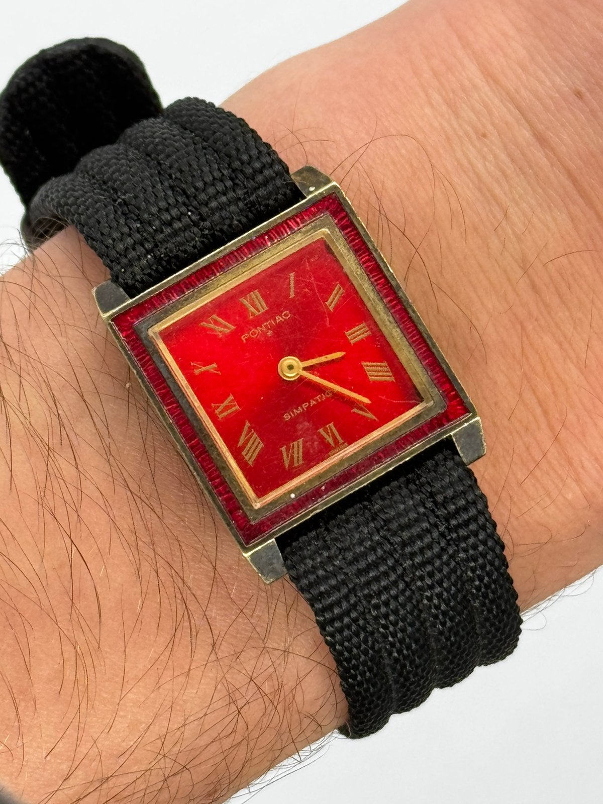 Montre mécanique Pontiac Ruby Sunburst Tank pour hommes, Montre-bracelet, Autres marques, Enlèvement ou Envoi, Or