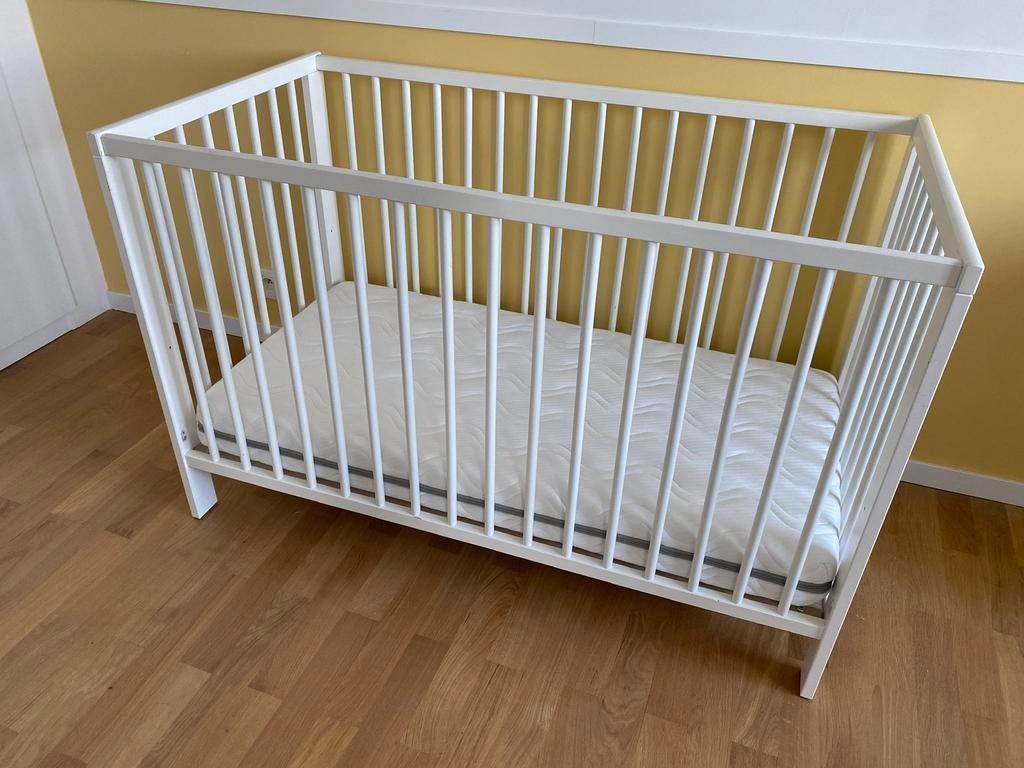 Lit bebe Ikea GULLIVER + matelas kadolis, Enfants & Bébés, Enlèvement