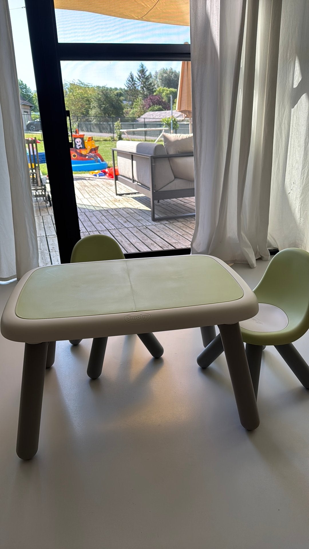 Tafel en 2 stoeltjes Smoby Peuter, Ophalen, Zo goed als nieuw