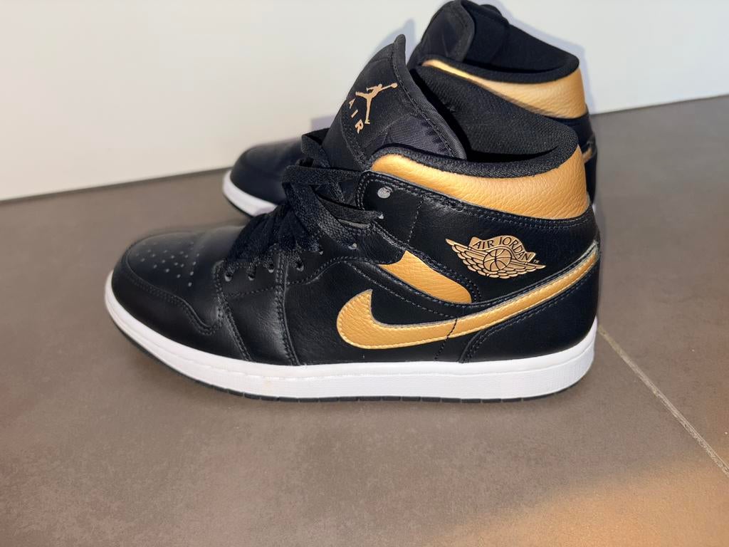 Nike Air Jordan 1 Mid Black Metallic Gold, Kleding | Heren, Schoenen, Zwart, Ophalen of Verzenden, Zo goed als nieuw, Sneakers