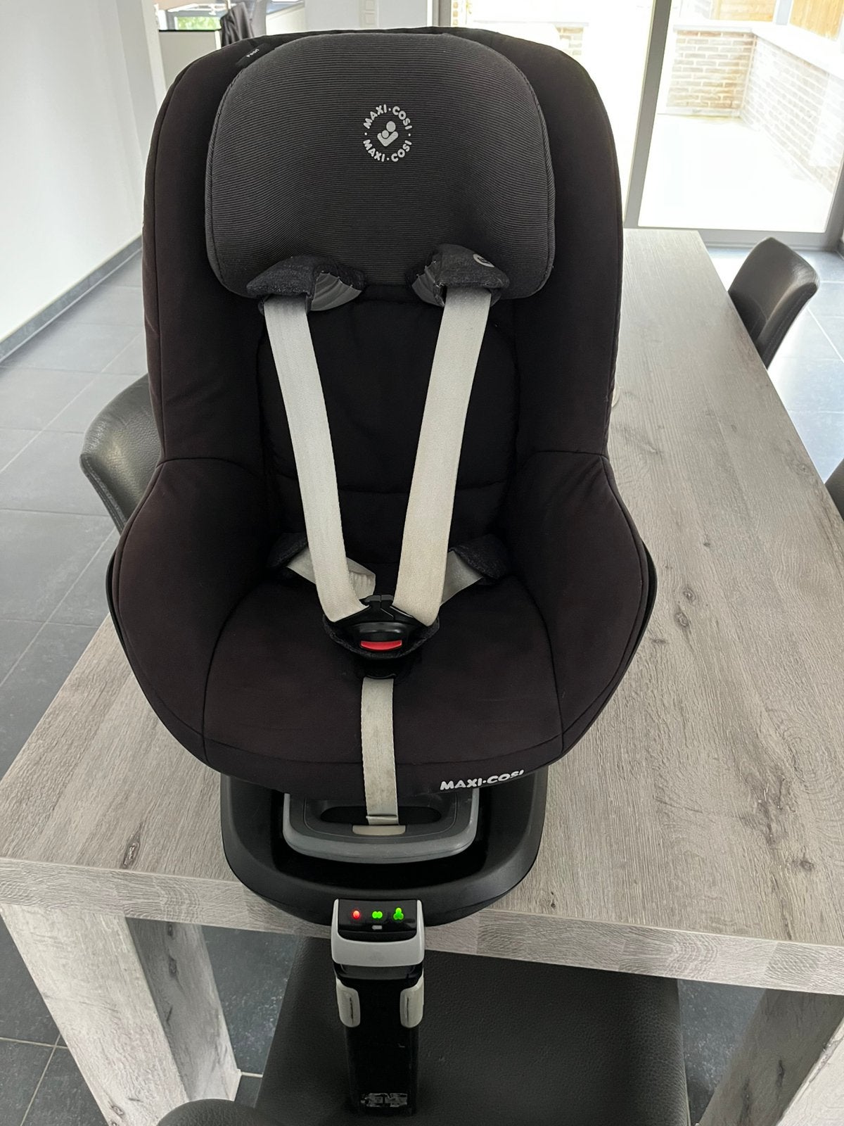 Maxi-Cosi Pearl – Nomad Black – 9-18 kg incl FamilyFix, Ophalen, Gebruikt, 9 t/m 18 kg, Slaapstand