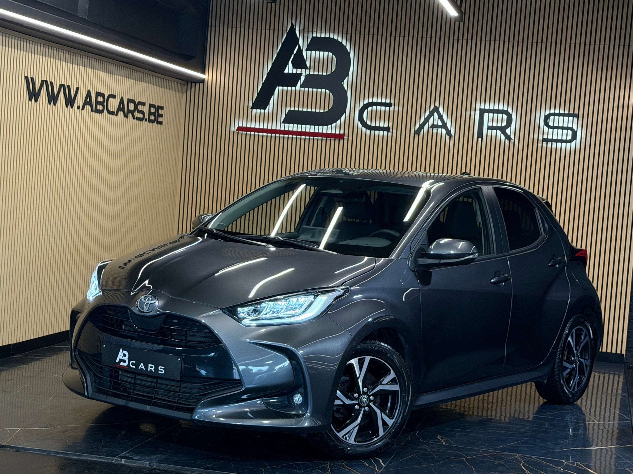 Toyota Yaris 1.5I HYBRID // ESSENCE * GARNATIE 12 MOIS *, Auto's, Toyota, Automaat, 91 g/km, Gebruikt, Euro 6