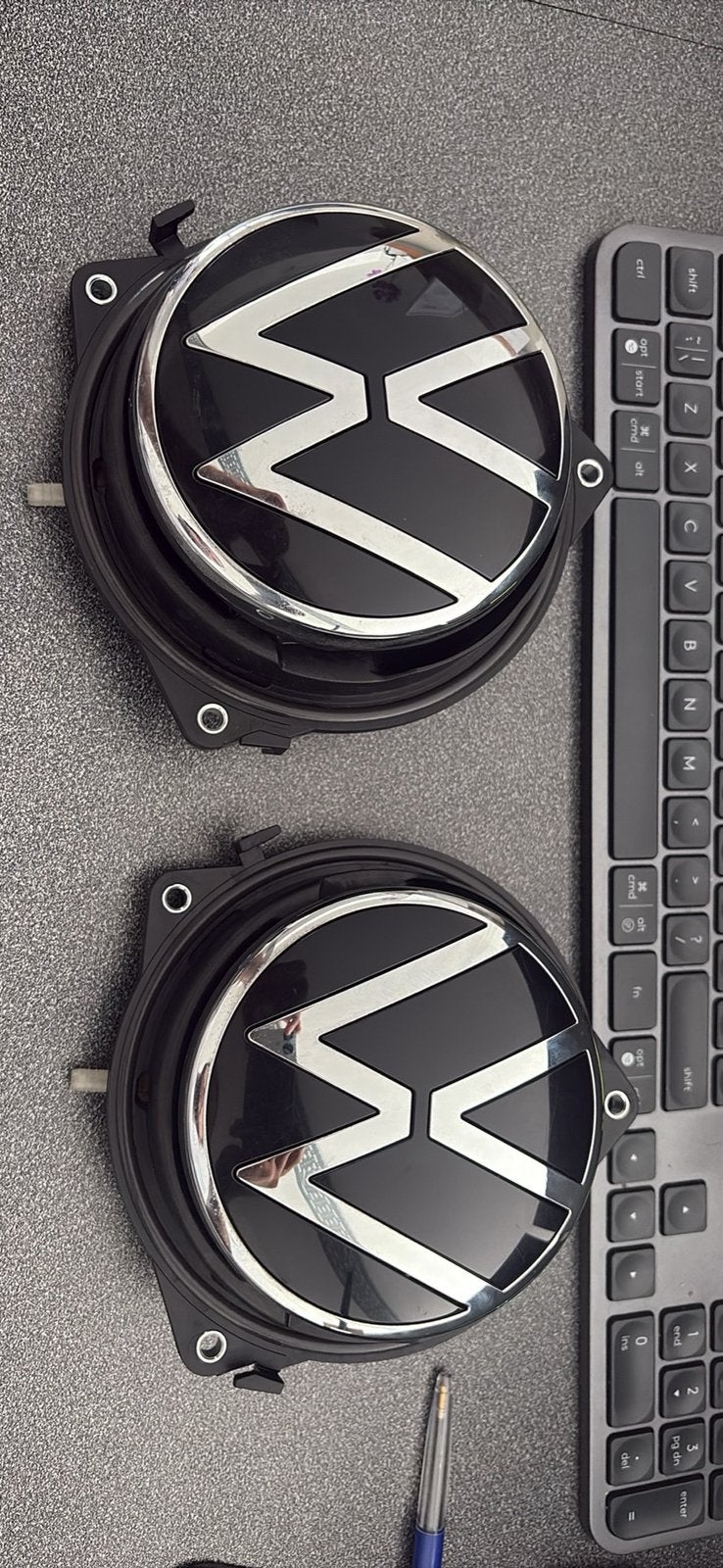 2x Originele Volkswagen achterklepgreep / VW-logo achterklep, Ophalen, Volkswagen