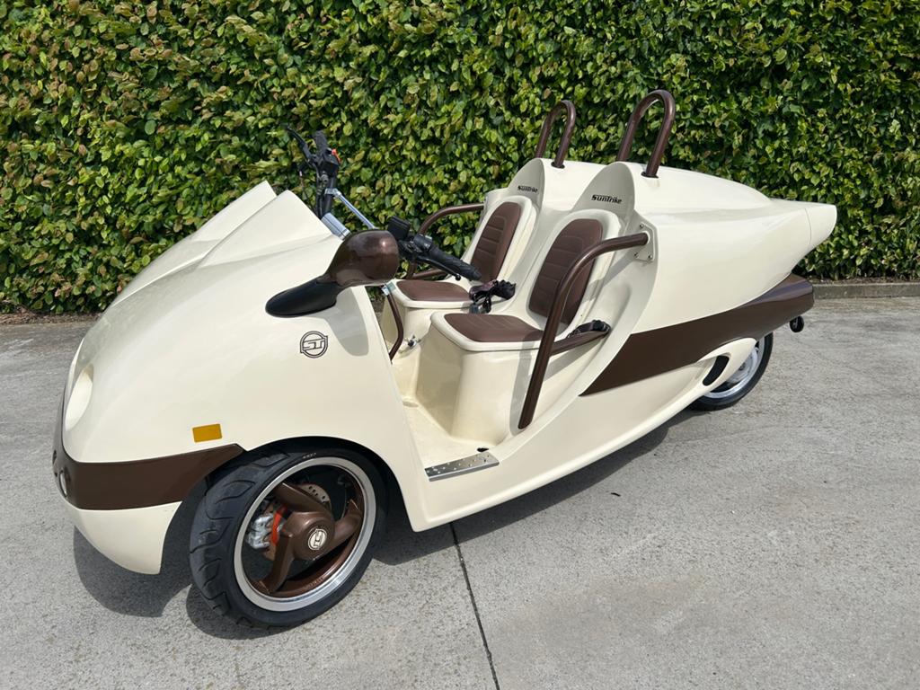 Uniek en exclusieve piaggio reversed trike 50cc 45km/u, Fietsen en Brommers, Ophalen, Zo goed als nieuw, Benzine