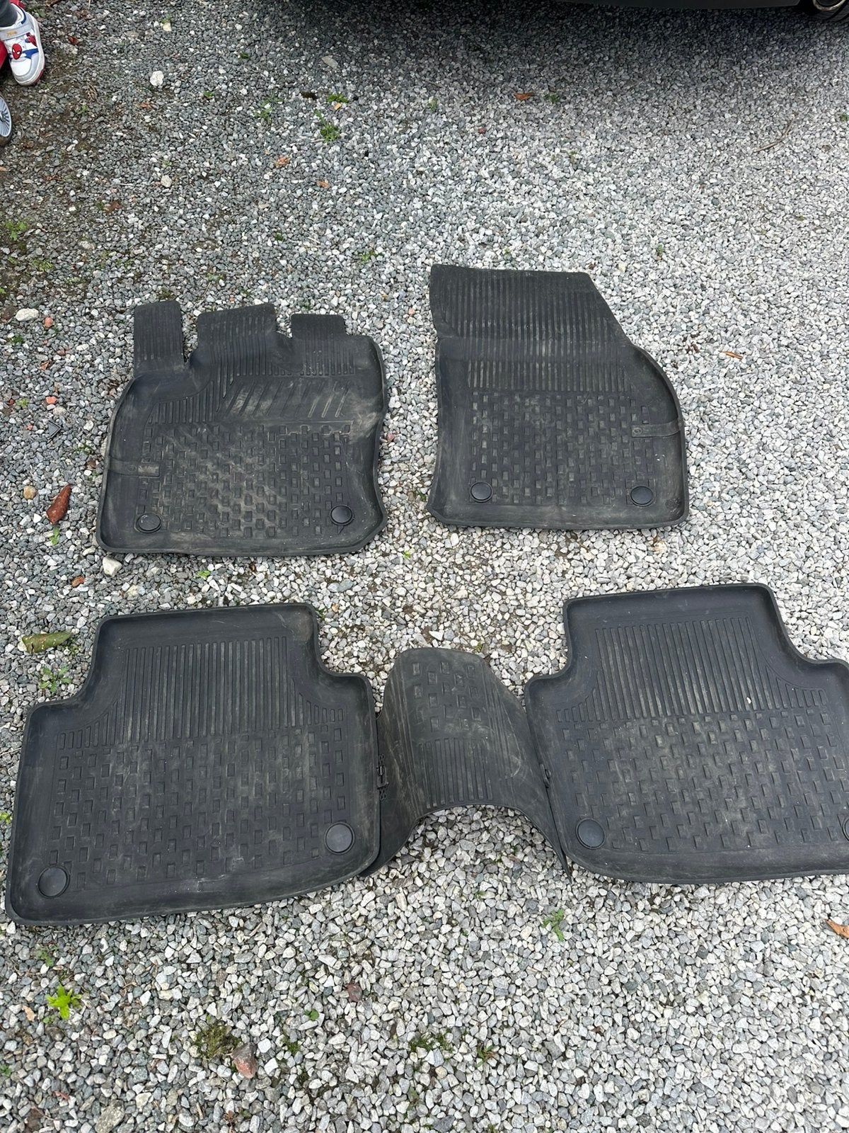 Tapis tiguan plastique, Enlèvement, Comme neuf