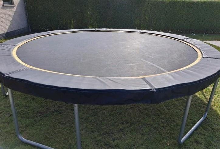 Trampoline 4m20, Enlèvement