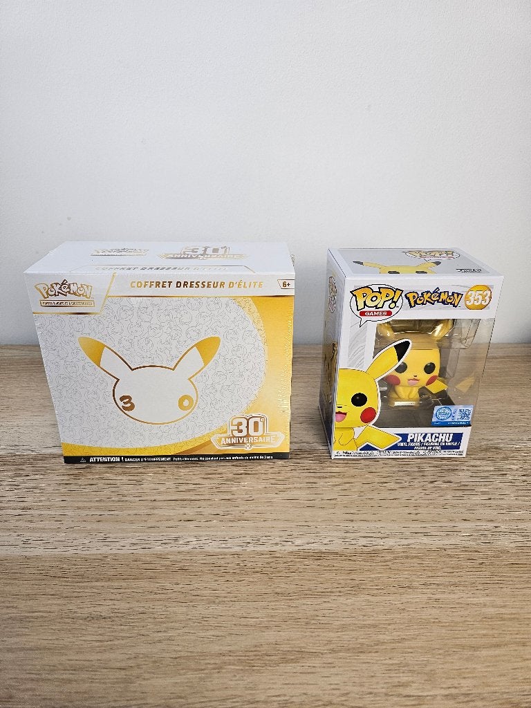 Lot ETB 30 ans + POP pikachu 353 neuf, Enlèvement ou Envoi, Neuf, Booster box