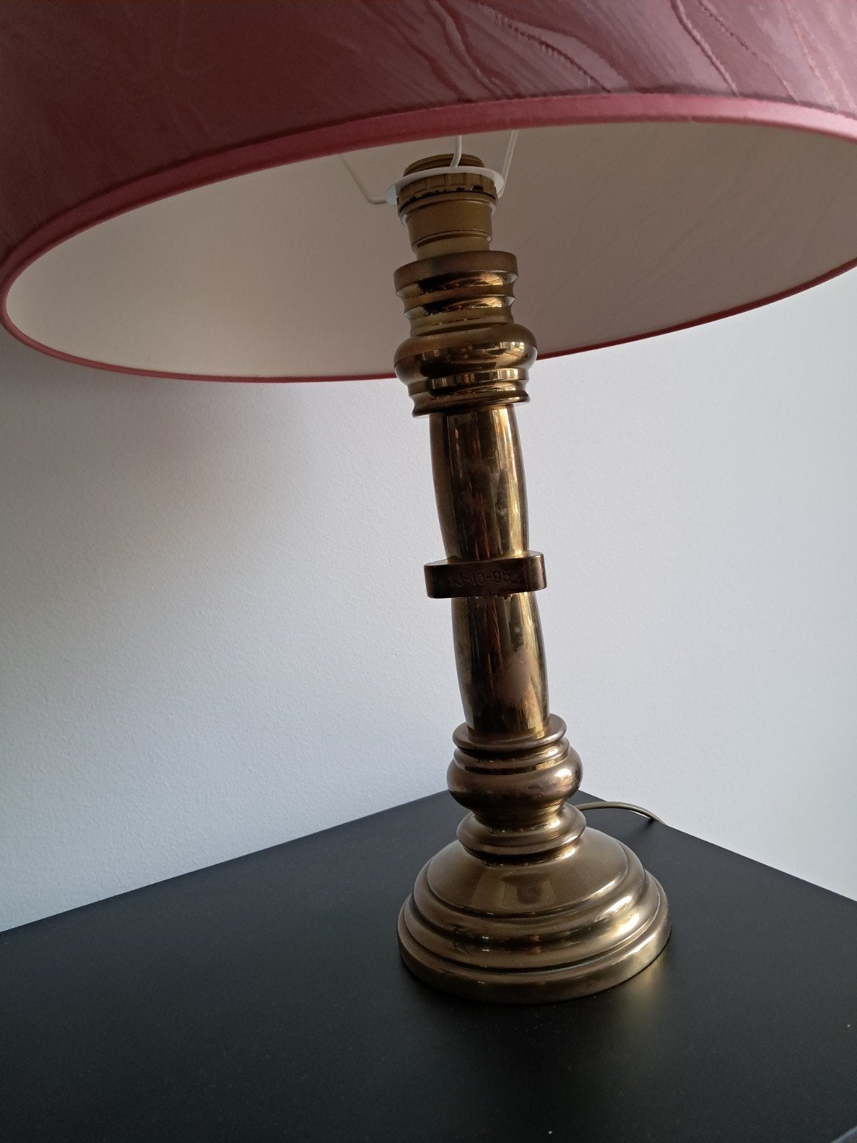 Lampenkap op sokkel van geel koper., Huis en Inrichting, Geel, Ophalen of Verzenden, Gebruikt, Metaal