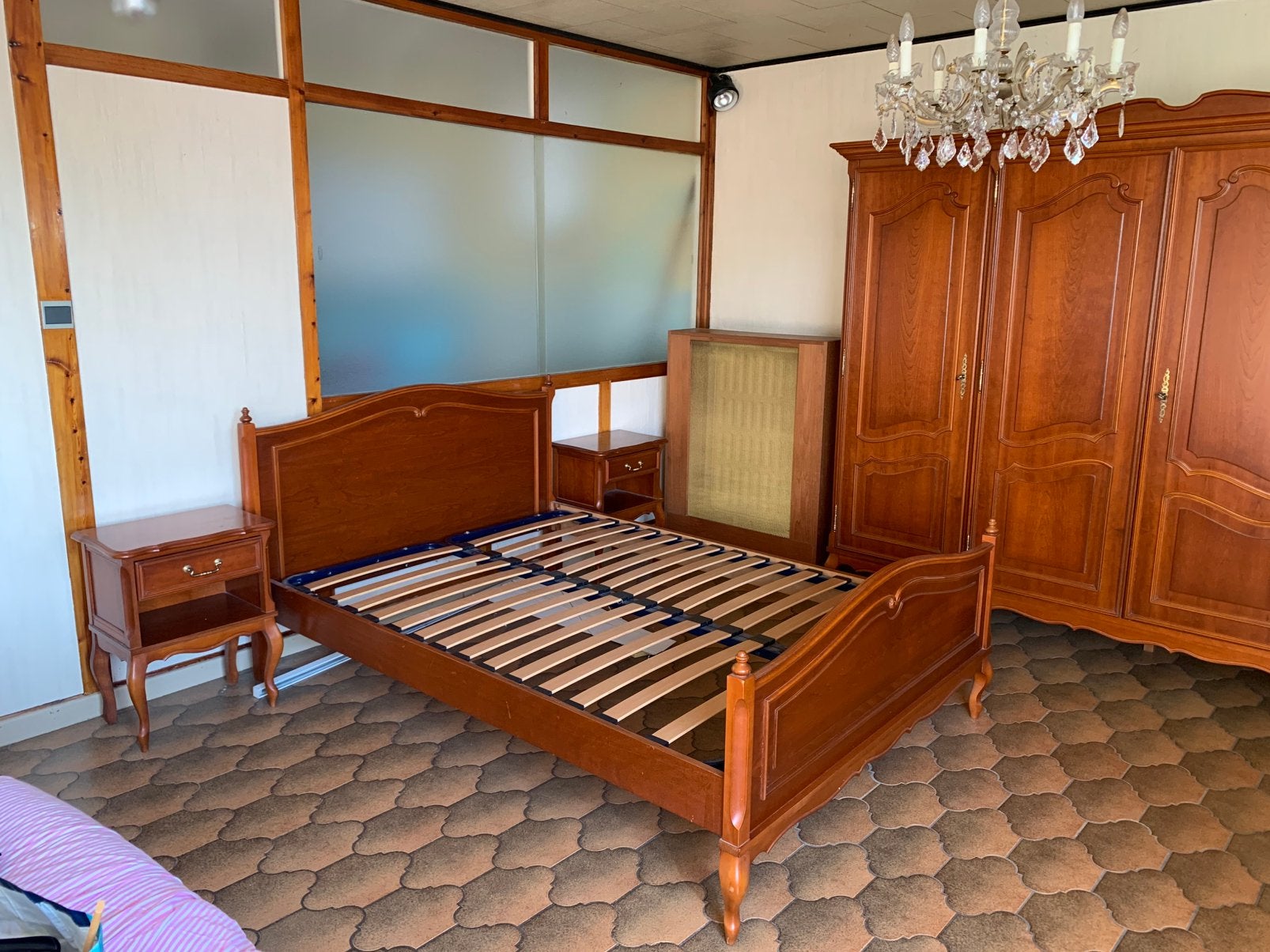 Ensemble de chambre ancien, Enlèvement
