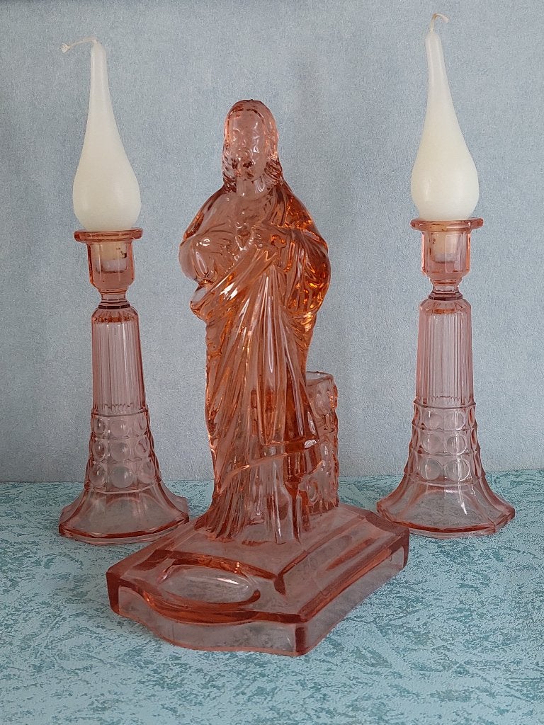 Art deco Christus beeld + kandelaars in roze glas, Ophalen