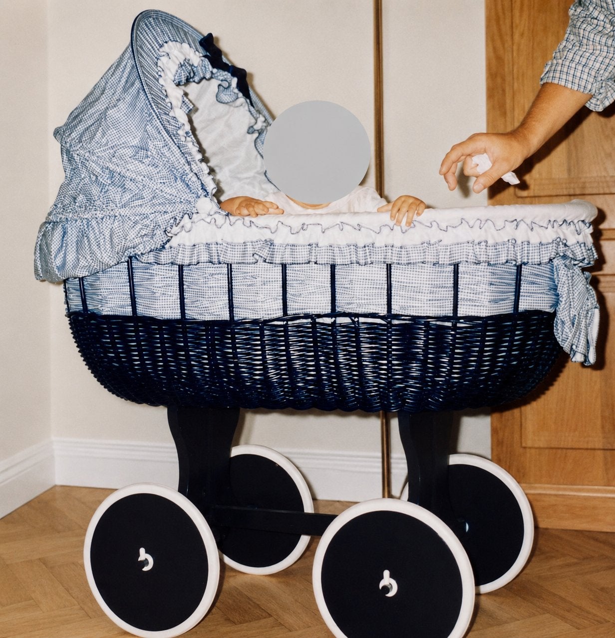 Babywieg op wielen in hout en riet donkerblauw, Kinderen en Baby's, Babywiegjes en Ledikanten, Ophalen, Zo goed als nieuw, Wieg