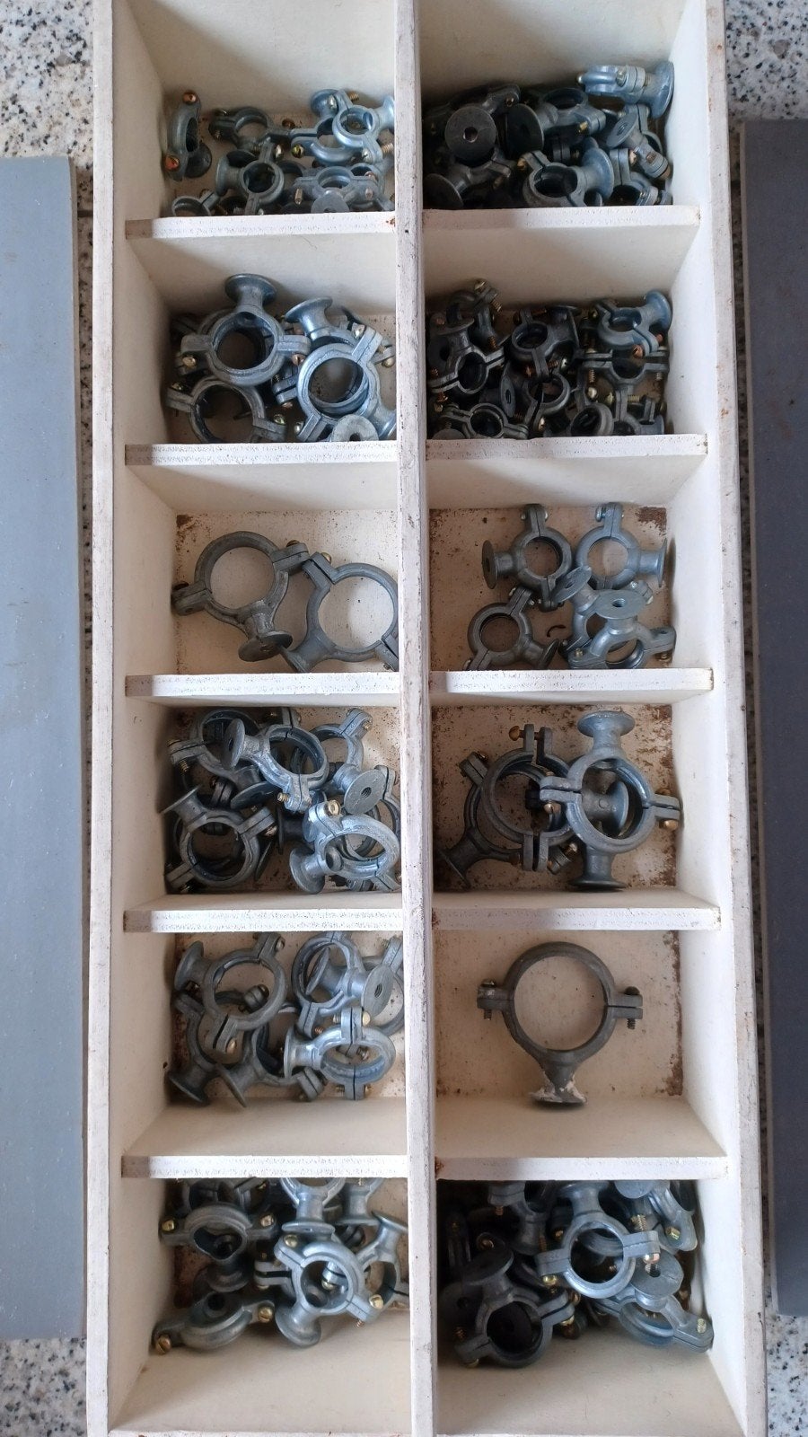 Metalen beugels voor bevestiging van buizen., Bricolage & Construction, Quincaillerie & Fixations, Enlèvement, Vis