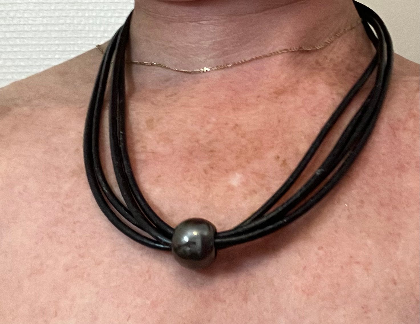 Joli collier avec une boule noir, Bijoux, Sacs & Beauté, Enlèvement ou Envoi, Comme neuf, Noir