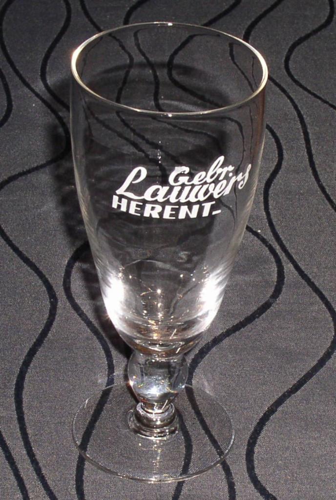 Bierglas op voet van Gebr. Lauwers uit Herent, Verzamelen, Biermerken, Ophalen of Verzenden, Gebruikt, Glas of Glazen, Overige merken