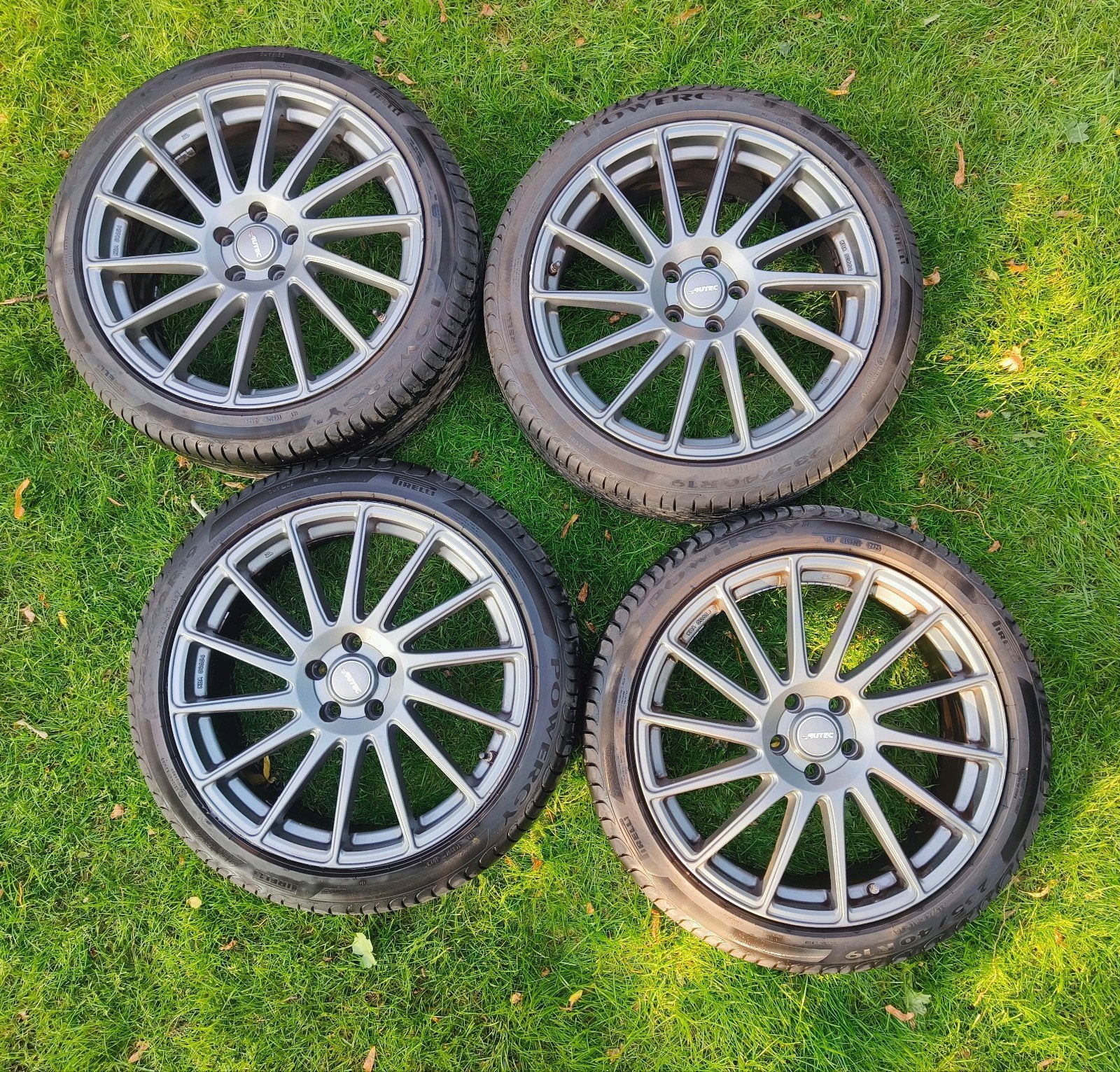 4 Pirelli Powergy 235/40/R19 96 (2 in nieuwstaat) + evt velg, Auto-onderdelen, Banden en Velgen, Band(en), Ophalen