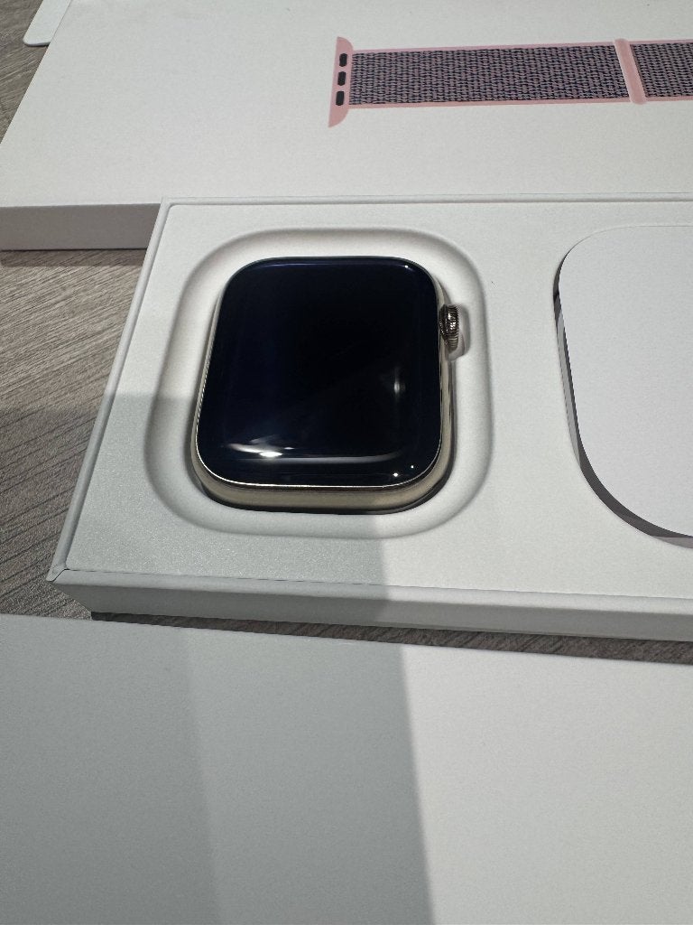 Apple Watch Series 9 (GPS + Cellular) - 45mm goud titanium, Handtassen en Accessoires, Ophalen, IOS, Zo goed als nieuw, Waterdicht