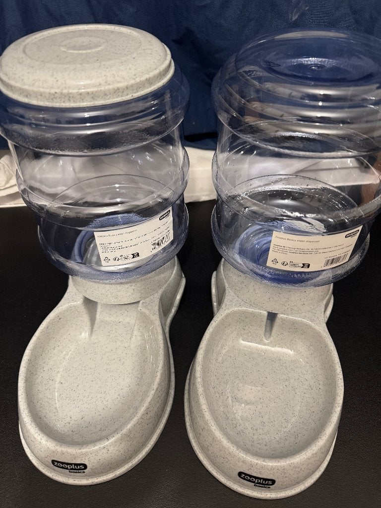 Voedsel en water dispenser, Ophalen, Zo goed als nieuw