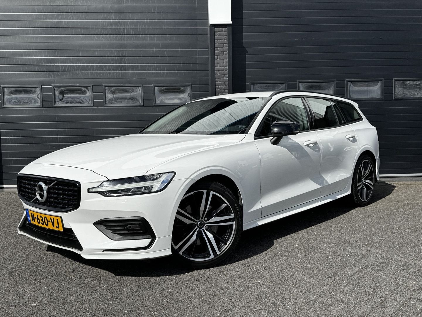 Volvo V60 2.0 B3 163PK Momentum R-Design | Camera | Trekhaak, Auto's, Volvo, Automaat, Zwart, Wit, Hybride Elektrisch/Benzine