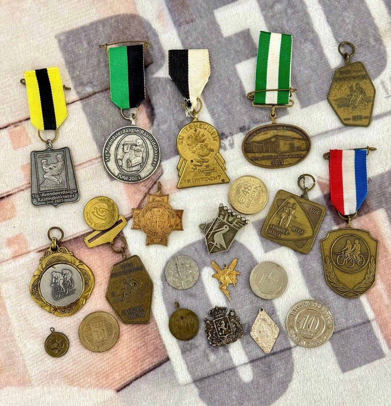 Divers 22 rubans pour médailles, de monnaie, cyclisme, etc., Enlèvement ou Envoi, Autres matériaux