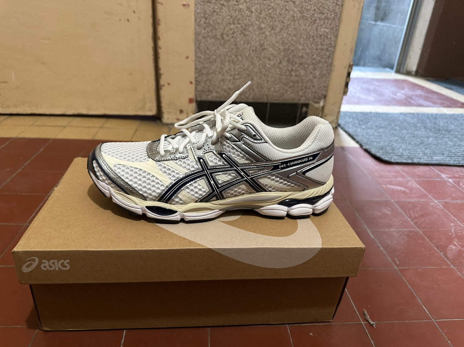 Chaussure asics, Neuf, Enlèvement ou Envoi, Chaussures de sport, Blanc