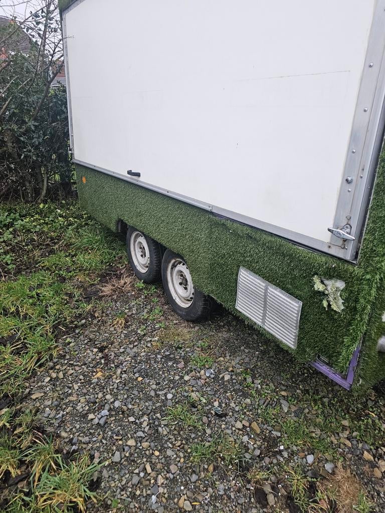 FOOD TRUCK A DOUBLE ESSIEUX A RÉAMENAGER VIDE, Autos : Divers, Remorques, Enlèvement, Utilisé