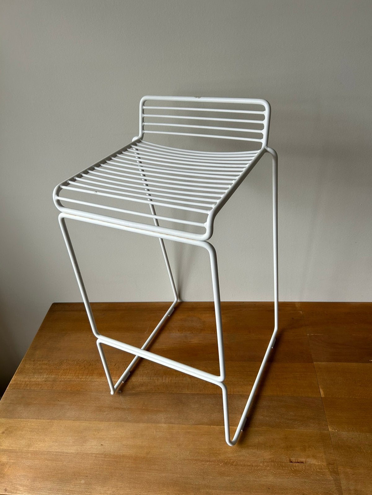 Tabouret de bar HAY en métal blanc 76 cm de haut, Maison & Meubles, Tabourets de bar, 1 tabouret, Enlèvement, Utilisé, Métal