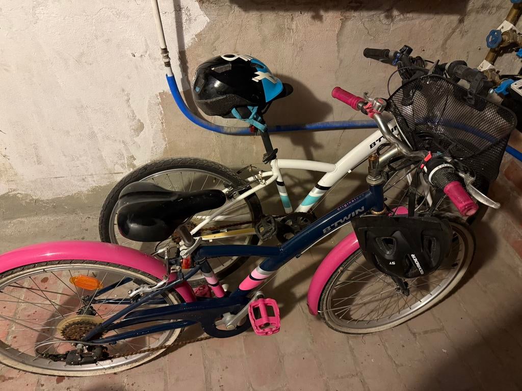 Twee fietsen met helmen, Ophalen, Zo goed als nieuw