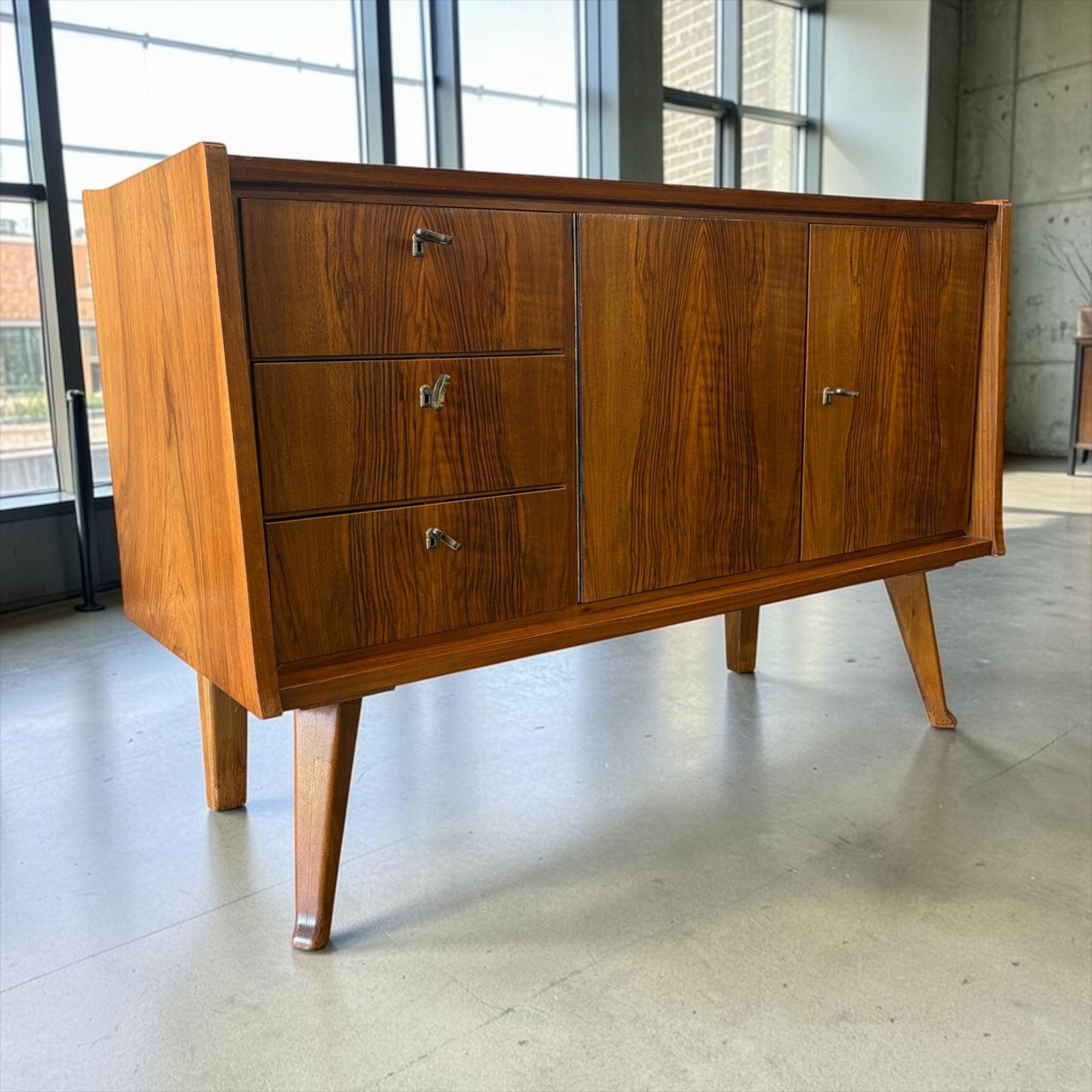 Vintage houten tvmeubel / lowboard / lage kast, Kinderen en Baby's, Verzenden, Zo goed als nieuw, Commode