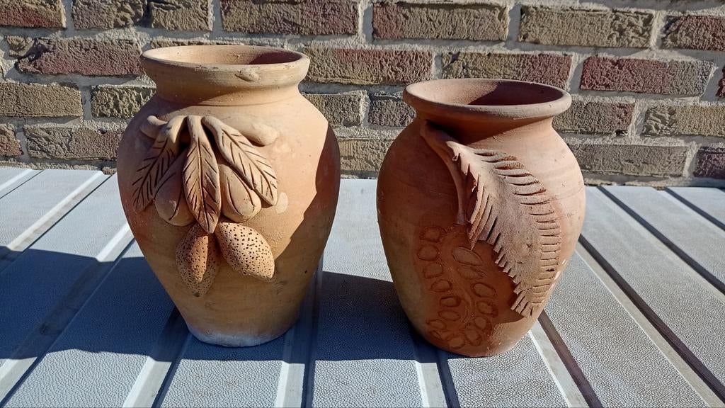 2 terracotta kruikjes/ vazen, Ophalen