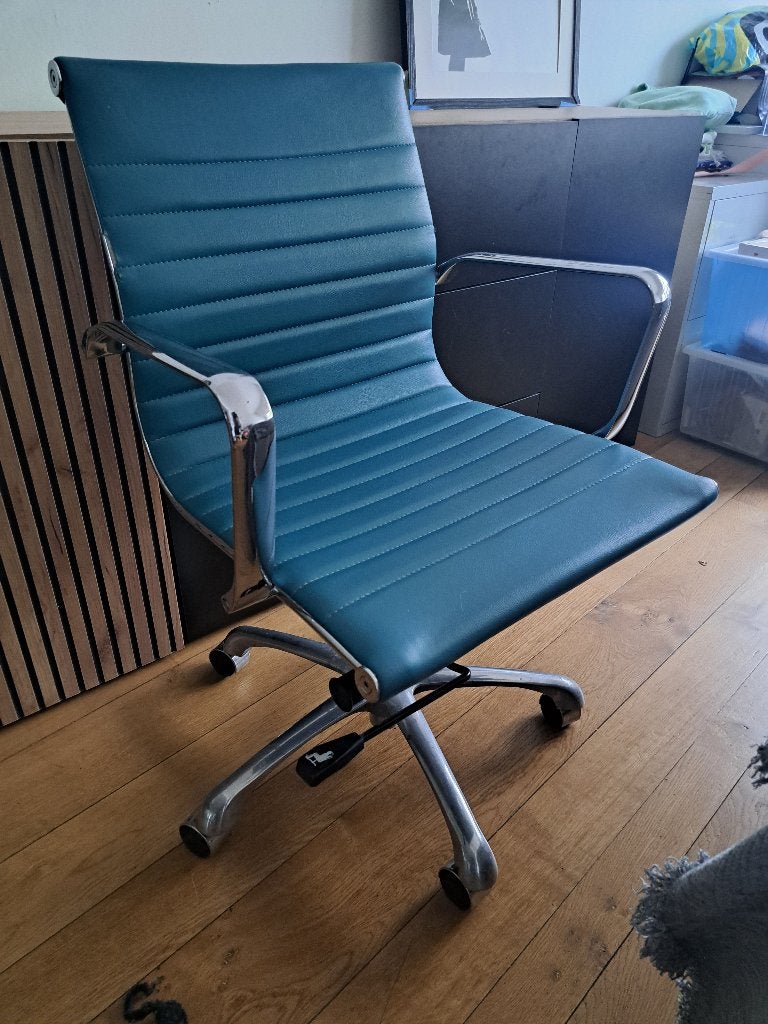 Réplique de bureau Charles Eames EA117 en acier, Enlèvement