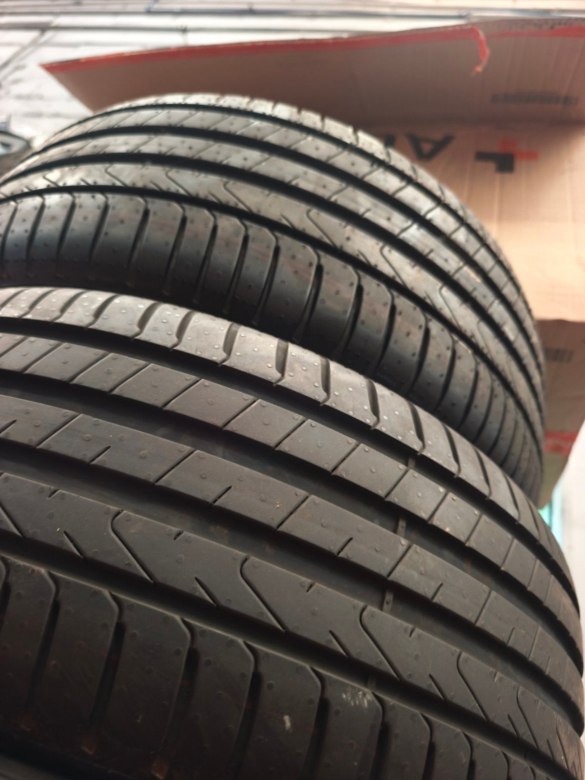 225/45 et 255/40/18, Pneu(s)