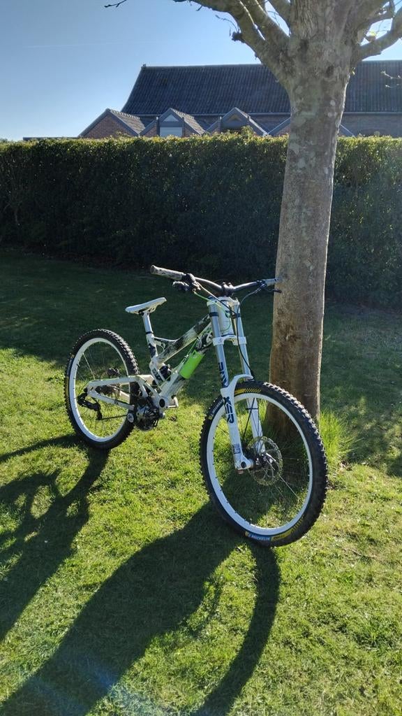 Custom downhill bike, Fietsen en Brommers, Ophalen, Gebruikt, 20 inch of meer