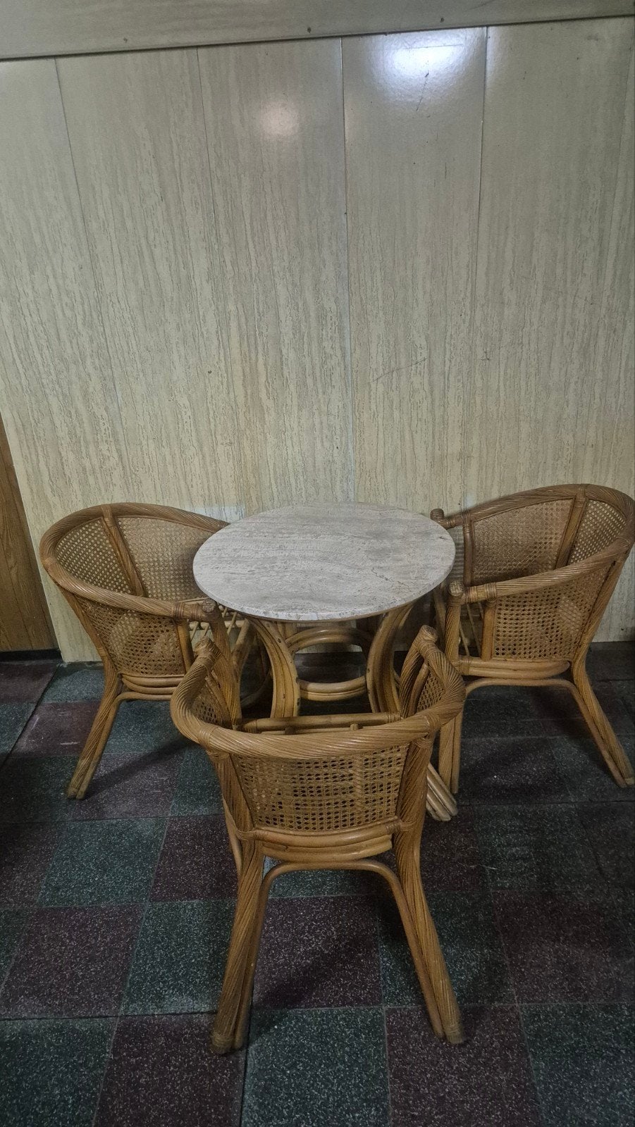 Table avec chaises, Enlèvement