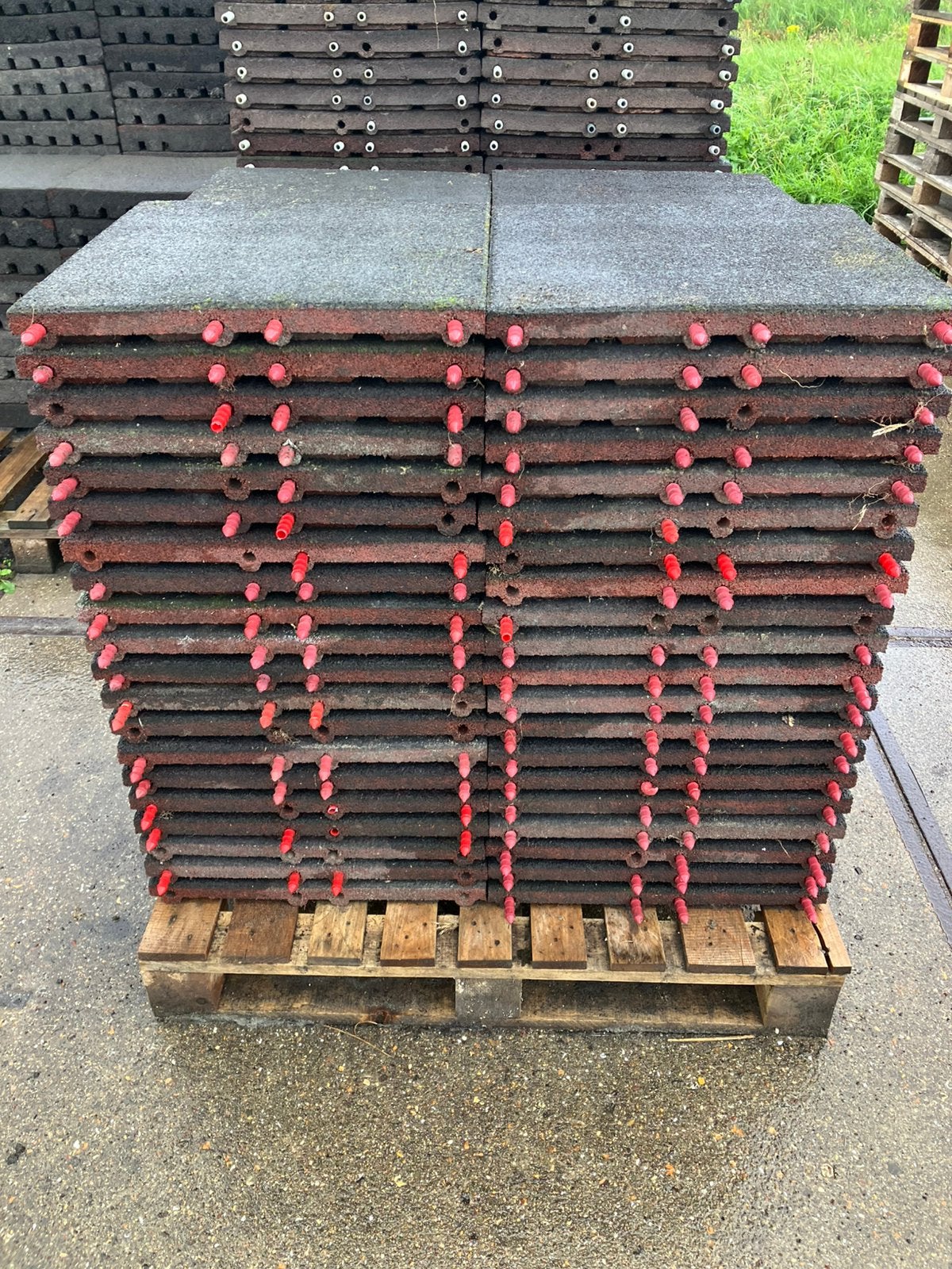 102 vochtdoorlatende rubberen tegels 50x50x4,5cm, Ophalen, Gebruikt
