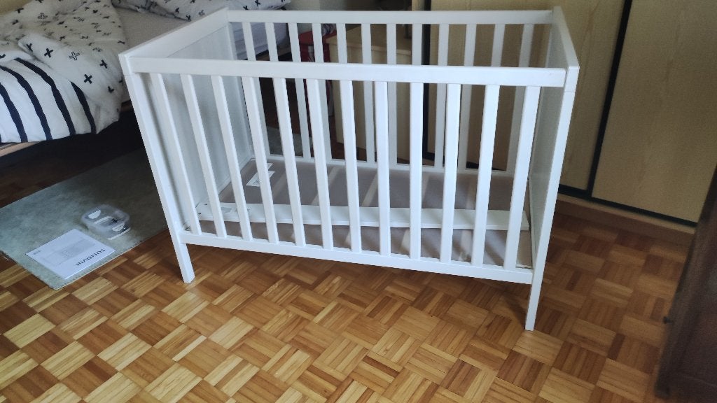 Baby bedje  SUNDVIK WIT 120 X 60 CM, in hoogte verstelbaar, Enlèvement, Comme neuf, Lit