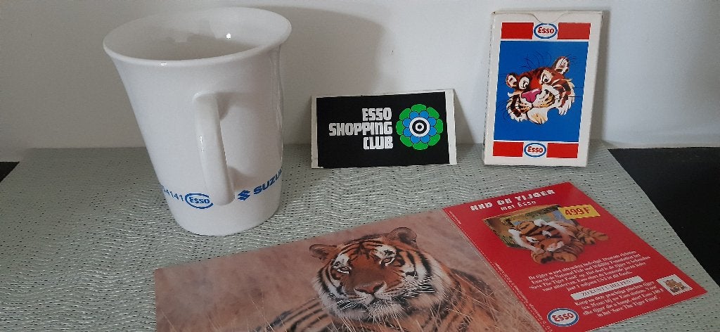 Esso tas mok + kaart + sticker + Tijger kaartspel, Verzamelen, Ophalen of Verzenden, Zo goed als nieuw, Gebruiksvoorwerp