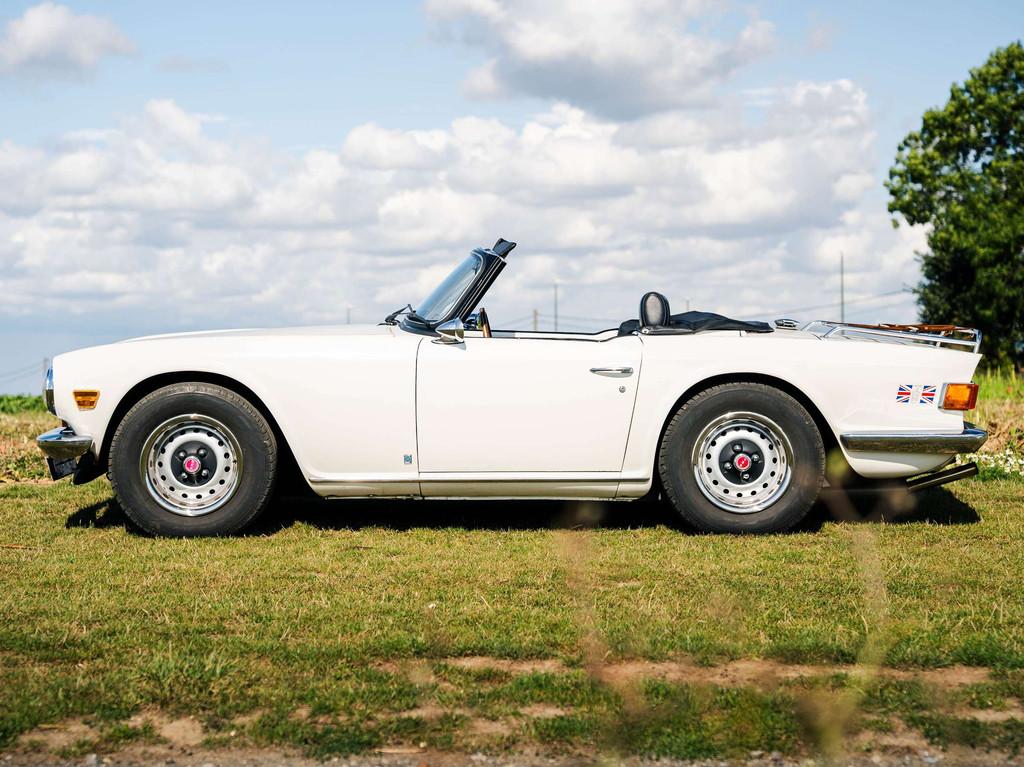 Triumph TR6 Carburator SU - 125 CV - renovated (bj 1973), Auto's, Oldtimers, 2500 cc, 105 pk, Zwart, Cabriolet