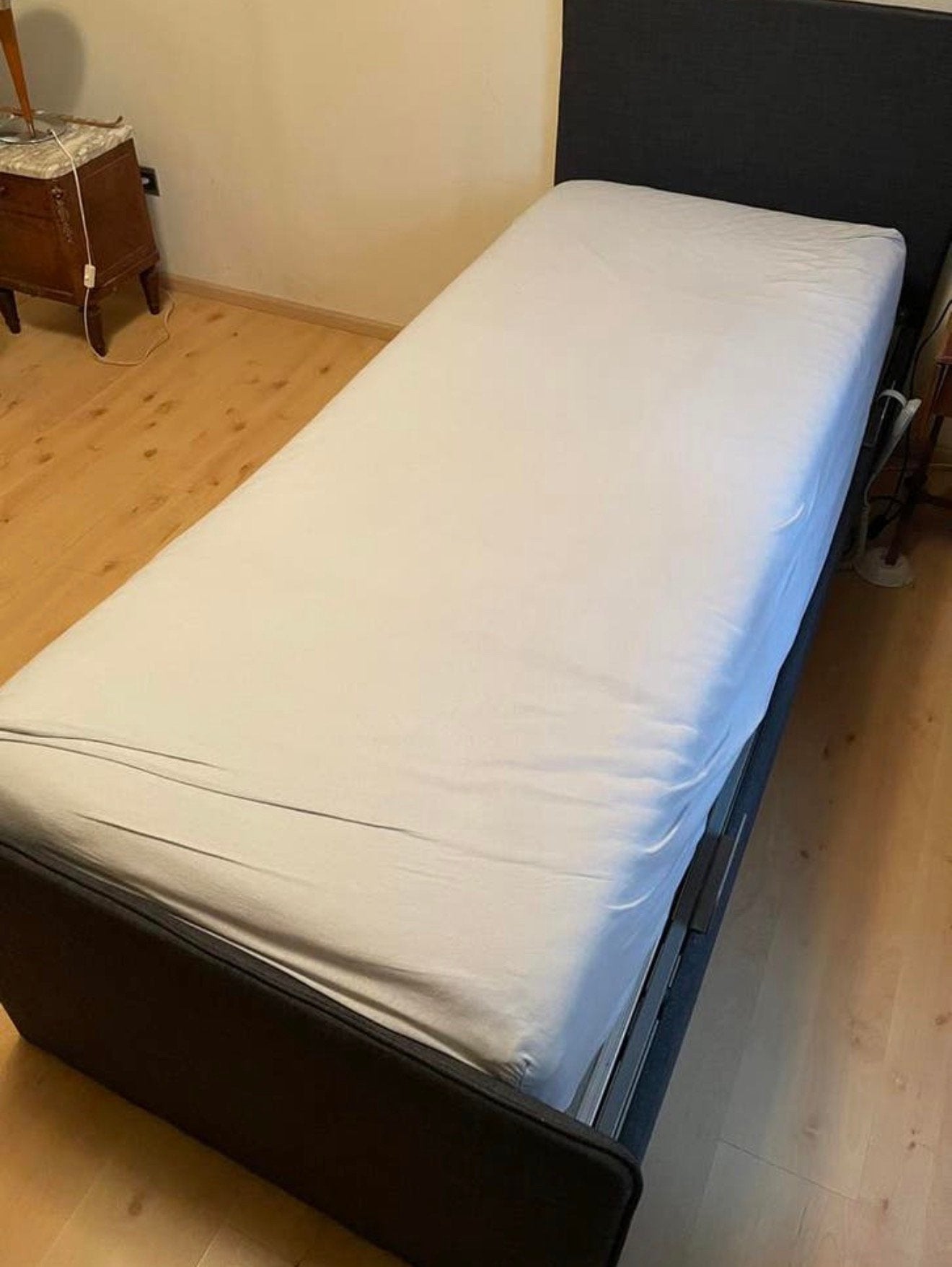 Hooglaag bed electrisch, Ophalen, Zo goed als nieuw, Verstelbaar