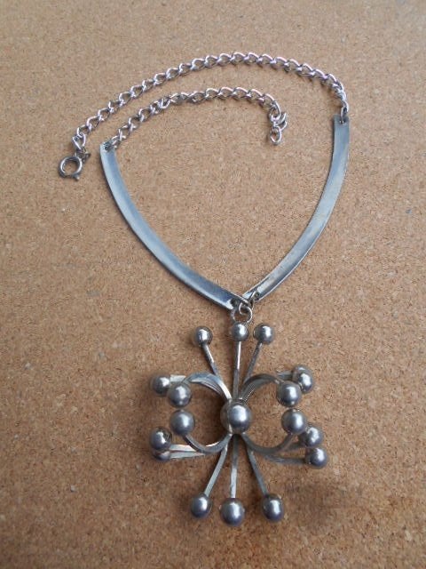 sixties ketting, nieuwe staat 5 €, Ophalen of Verzenden, Zo goed als nieuw, Overige materialen, Met hanger
