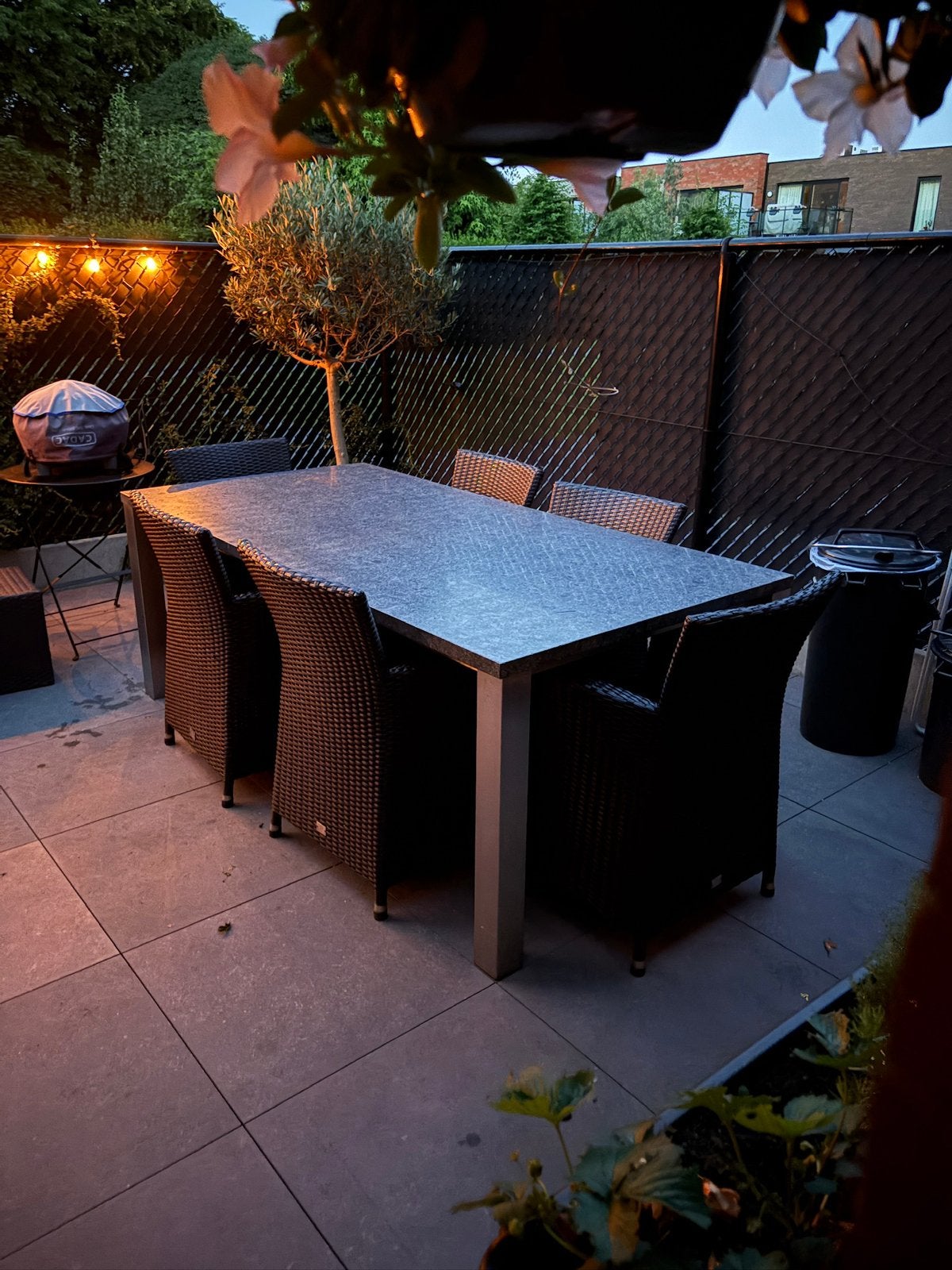 Belle table de jardin en granit massif, Enlèvement, Comme neuf