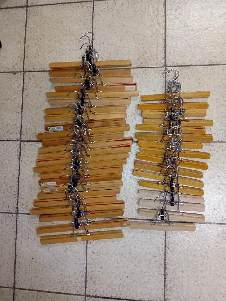Pakket van 40 broek hangers - broek knijpers, Enlèvement, Utilisé, Bois, Autres types