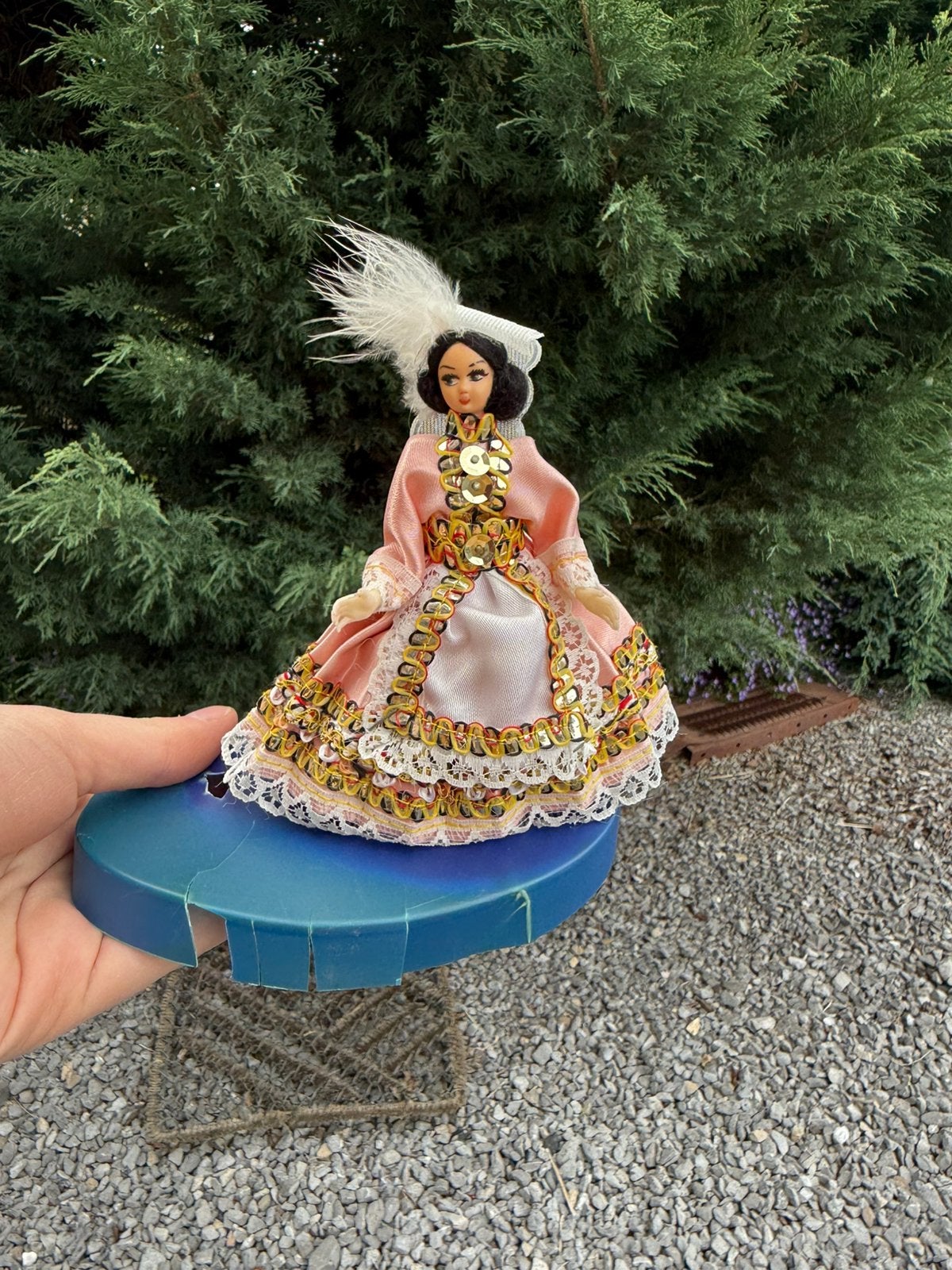 Poupée folklorique de collection sur socle, Envoi, Comme neuf, Costume