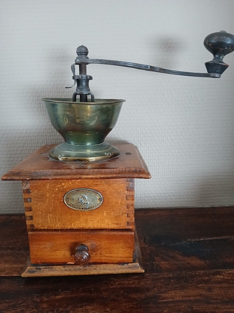 Oude handkoffiemolen van Peugeot Frères ca. 1900–1930, Ophalen